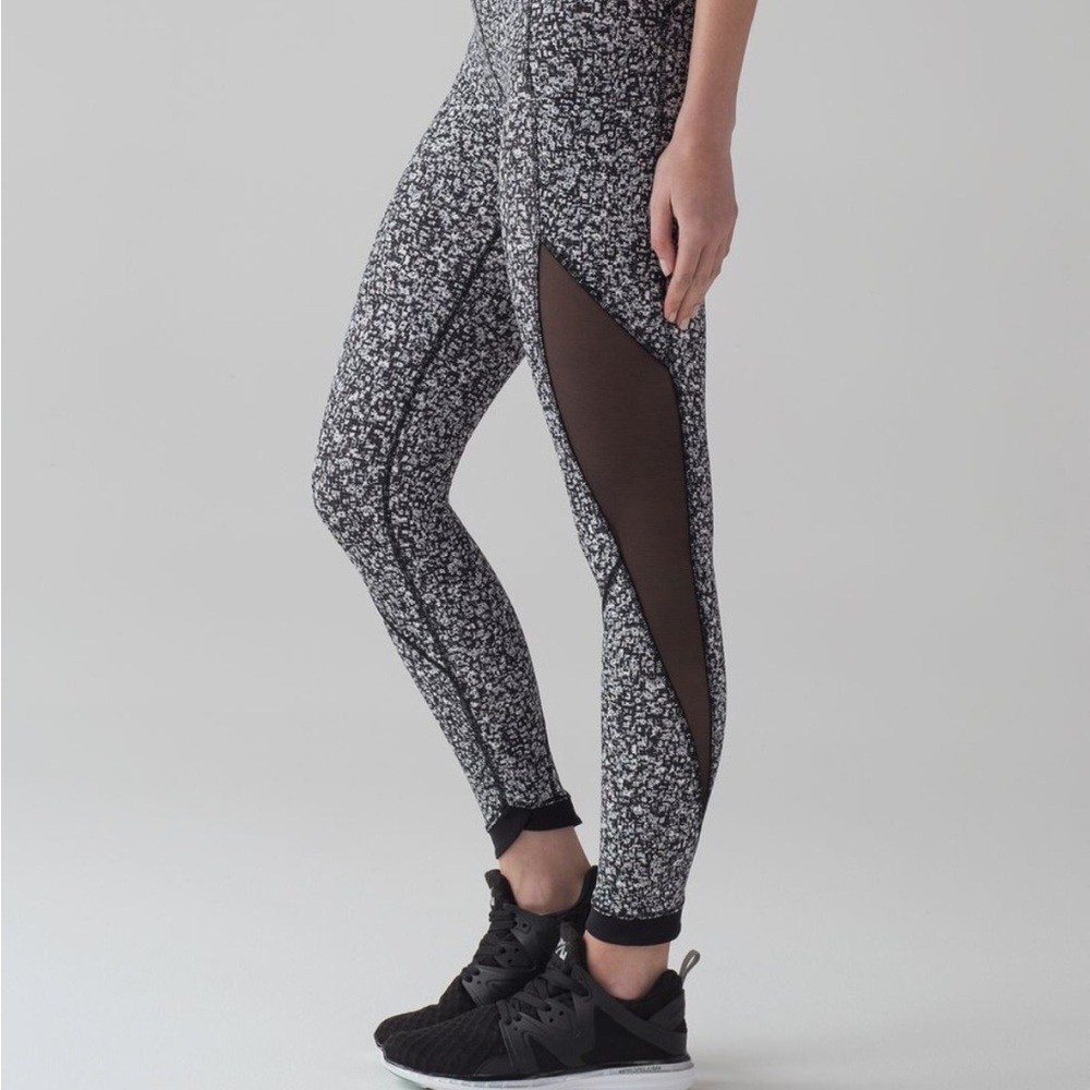 Lululemon Sole Training 7/8 Leggings daisy dust alpine black and white